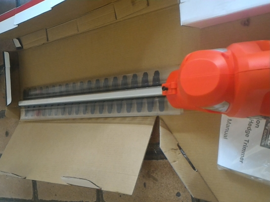 เครื่องตัดเล็มหญ้าหรือกิ่งไม้ Auto Mac แบบพกพาใช่ไฟฟ้า 220 V.