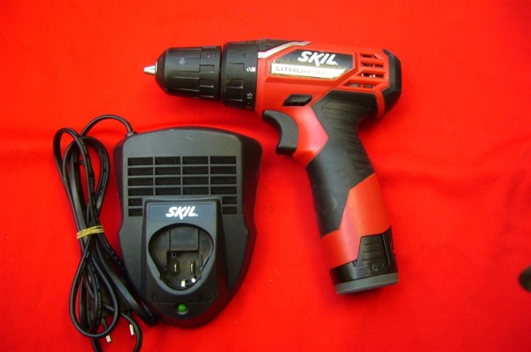 ไขควงไร้สาย  SKIL  2412 แบตเตอรี่ 10 . 8 V