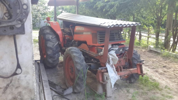 ขาย KUBOTA M5000 ขายตามสภาพเครื่องพัง เอกสารเล่มทะเบียนพร้อมโอน อุปกรณ์ดันหน้า ผานหลัง  ราคาย่อมเยาว์