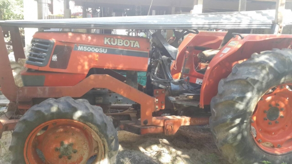 ขาย KUBOTA M5000 ขายตามสภาพเครื่องพัง เอกสารเล่มทะเบียนพร้อมโอน อุปกรณ์ดันหน้า ผานหลัง  ราคาย่อมเยาว์