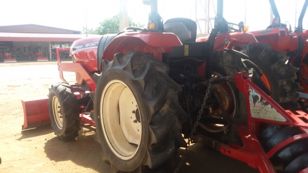 ายครับรถไถยันม้า39แรงสองเพลา ตัวใหม่ล้าสุดยังไม่ได้ล้างพร้อมทะเบียน ราคา295000บาท  รถสวยมากเดิมๆ ยังไม่ได้ล้างมีไบมีดหน้าและโลตาลี่หนึ่งอันอยู่ วังบัว อ คลองขลุง จ กำแพงเพชรสนใจโทร 0813655997 อำพรพาเจริญราคาคุยกันได้อีกนะครัย