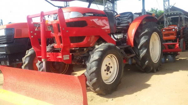 ายครับรถไถยันม้า39แรงสองเพลา ตัวใหม่ล้าสุดยังไม่ได้ล้างพร้อมทะเบียน ราคา295000บาท  รถสวยมากเดิมๆ ยังไม่ได้ล้างมีไบมีดหน้าและโลตาลี่หนึ่งอันอยู่ วังบัว อ คลองขลุง จ กำแพงเพชรสนใจโทร 0813655997 อำพรพาเจริญราคาคุยกันได้อีกนะครัย