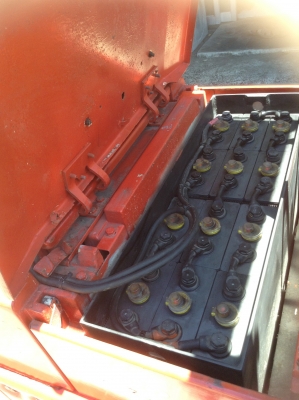 +++ ขายโฟล์คลิฟท์ไฟฟ้านั่งขับ  3  ล้อ  ขนาด  1  ตัน  เสา  3.8  เมตร  แบตเตอรี่  24  ่โวลต์  (ใช้กับรถบรรทุกได้)  ยางตัน