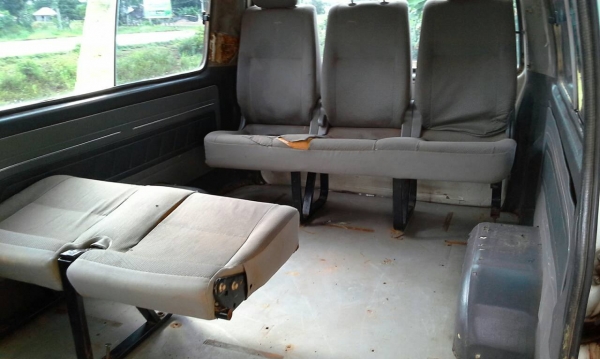 TOYOTA อนุบาลหมีน้อย 2.5ดีเซล ภาษีเต็ม เพ้นซ์ลายมาอย่างงามครับ เล่มพร้อมโอน