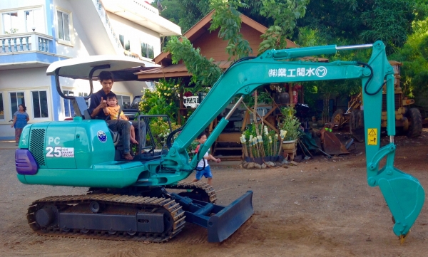 KOMATSU  25 รุ่น 7 (คอลโทนสั้นนำ้มัน)  มี VDOให้ชม  (แทรคเหล็กใหม่มือ 1)มีเอกสาร ติดต่อ 085-5632278 (ราคาต่อรองได้)