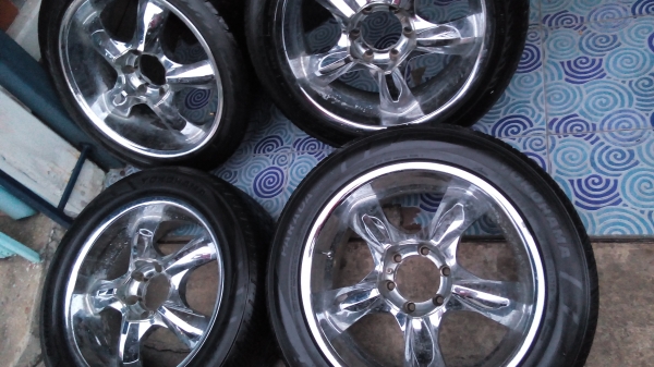 ล้อพร้อมยางขอบ 20 ชุด 4 วง 8500 บาท