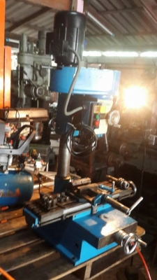 มิลลิ่งตั่งโต๊ะ นะยะทำงาน 200 &times; 400 สภาพ 90\% แน่น นุ่ม นิ่ม เงียบ อุปกรณ์ยกชุด ไฟบ้าน พร้อมใช้ 19,990 บาท เอก ปทุม 0814583376