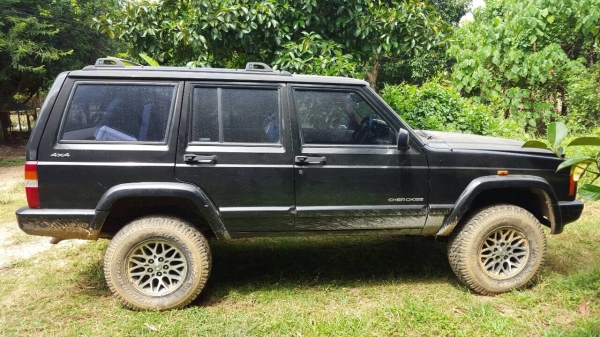 JEEP Cherokee สีดำเดิม ปี 2002 เครื่อง 4,000cc ติดแก๊ส LPG หัวฉีด