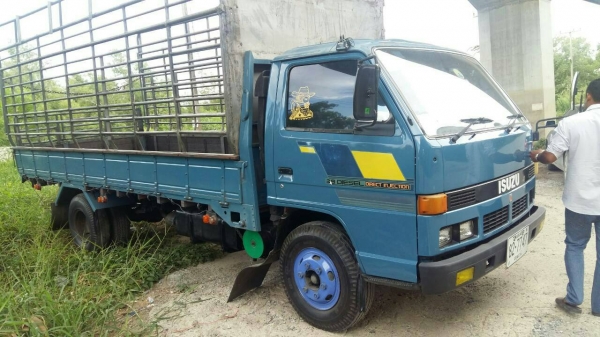 หกล้อ NPR 115รถห้างแท้ยาว5เมตรแอร์เย็นสภาพดีมากภาษีเต็ม