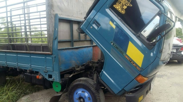 หกล้อ NPR 115รถห้างแท้ยาว5เมตรแอร์เย็นสภาพดีมากภาษีเต็ม