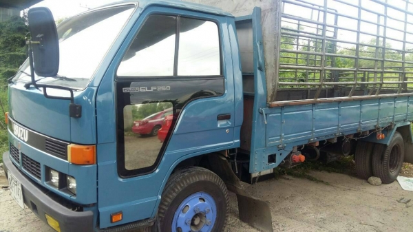 หกล้อ NPR 115รถห้างแท้ยาว5เมตรแอร์เย็นสภาพดีมากภาษีเต็ม