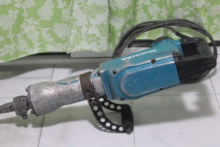 เครื่องสกัดคอนกรีต makita hm 1306 แท้ๆ สภาพดีพร้อมทำงานรองรับงานหนักๆได้เลยครับ