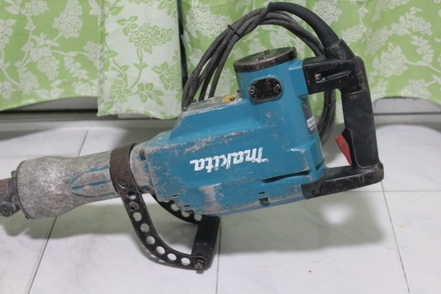 เครื่องสกัดคอนกรีต makita hm 1306 แท้ๆ สภาพดีพร้อมทำงานรองรับงานหนักๆได้เลยครับ