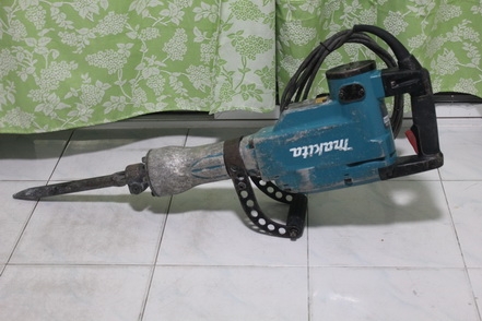 เครื่องสกัดคอนกรีต makita hm 1306 แท้ๆ สภาพดีพร้อมทำงานรองรับงานหนักๆได้เลยครับ