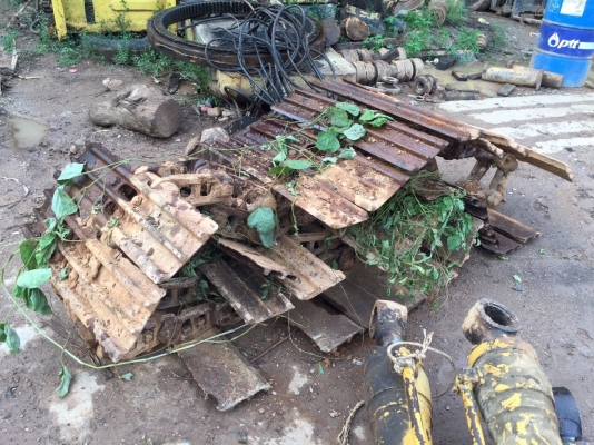 ขายโซ่กับแผ่นถอดออกจาก KOMATSU PC200-5 ทั้งคู่ ตามสภาพ สนใจโทร 081-970-1072