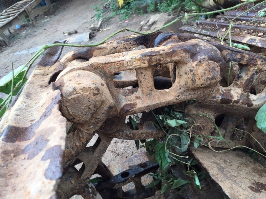 ขายโซ่กับแผ่นถอดออกจาก KOMATSU PC200-5 ทั้งคู่ ตามสภาพ สนใจโทร 081-970-1072
