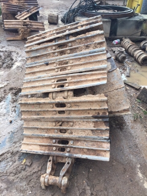ขายโซ่กับแผ่นถอดออกจาก KOMATSU PC200-5 ทั้งคู่ ตามสภาพ สนใจโทร 081-970-1072 ขายโซ่กับแผ่นถอดออกจาก KOMATSU PC200-5 ทั้งคู่ ตามสภาพ สนใจโทร 081-970-1072