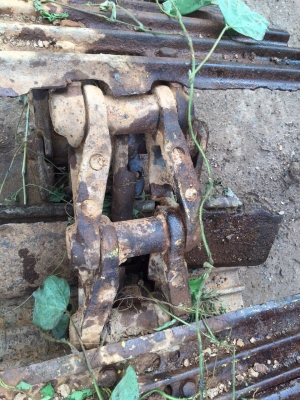 ขายโซ่กับแผ่นถอดออกจาก KOMATSU PC200-5 ทั้งคู่ ตามสภาพ สนใจโทร 081-970-1072