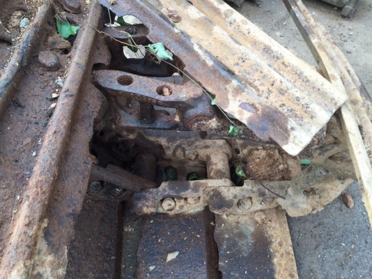 ขายโซ่กับแผ่นถอดออกจาก KOMATSU PC200-5 ทั้งคู่ ตามสภาพ สนใจโทร 081-970-1072