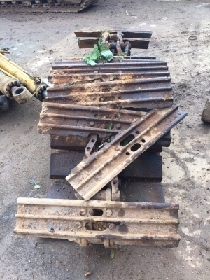 ขายโซ่กับแผ่นถอดออกจาก KOMATSU PC200-5 ทั้งคู่ ตามสภาพ สนใจโทร 081-970-1072