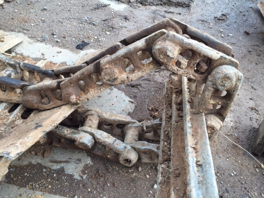ขายโซ่กับแผ่นถอดออกจาก KOMATSU PC200-5 ทั้งคู่ ตามสภาพ สนใจโทร 081-970-1072