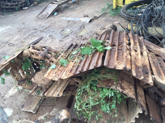 ขายโซ่กับแผ่นถอดออกจาก KOMATSU PC200-5 ทั้งคู่ ตามสภาพ สนใจโทร 081-970-1072