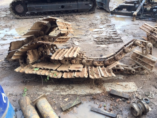 ขายโซ่กับแผ่นถอดออกจาก KOMATSU PC200-5 ทั้งคู่ ตามสภาพ สนใจโทร 081-970-1072