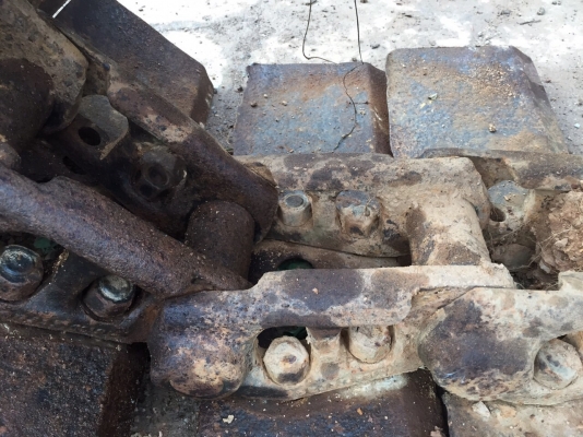 ขายโซ่กับแผ่นถอดออกจาก KOMATSU PC200-5 ทั้งคู่ ตามสภาพ สนใจโทร 081-970-1072