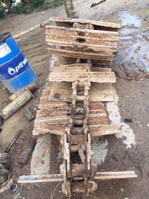 ขายโซ่กับแผ่นถอดออกจาก KOMATSU PC200-5 ทั้งคู่ ตามสภาพ สนใจโทร 081-970-1072