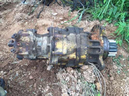 ขายเกียร์มอเตอร์สวิงถอดออกจาก KOMATSU PC200-5 สนใจโทร 081-970-1072