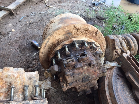 ขายตัวเดินถอดออกจาก KOMATSU PC200-5 สนใจโทร 081-970-1072