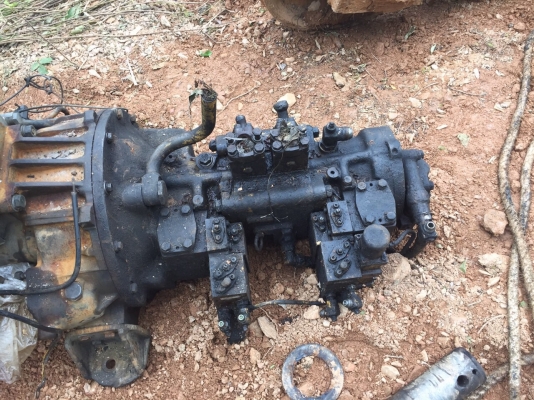 ขายปั้มท้ายเครื่องถอดออกจาก KOMATSU PC200-5 สนใจโทร 081-970-1072