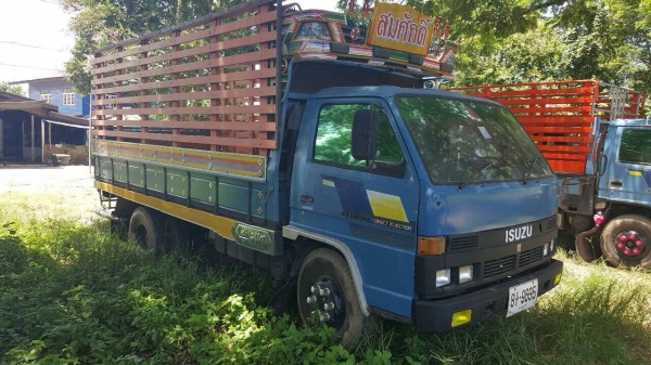 ขาย 6 ล้อ NPR ปี 33 คัสซีสวยตลอดเส้น เครื่องดีไม่หลวมไม่ไอ เฟืองท้าย F แต่งเกียร์สั้นแล้ว คอกสวยพร้อมบรรทุก ทะเบียนพร้อมโอน