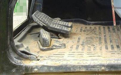 **1,350,000 บ.ต่อรอง/// แบคโฮ KOMATSU PC200-7 อินวอย **ขาย KOMATSU PC200 รุ่น7 แบคโฮ สภาพสวย พร้อมใช้ ราคาเบา HYD.EXCAVATOR KOMATSU PC200-7 เครื่องเดิม ปั้มเดิม ไฟฟ้าเต็ม ใช้งาน 17,xxx ชม. เครื่อง CUMMINS -6สูบ เครื่องดี แน่น แรง ปั้มดี แรง ทำงานดี เร็วดี