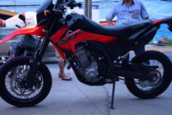 ฮอนด้า Crf 250 m สีแดง-ดำ ปี 57 สภาพ สวย ป้ายแดงยังไงยังงั้น ฮอนด้า Crf 250 m สีแดง-ดำ ปี 57 สภาพ สวย ป้ายแดงยังไงยังงั้น