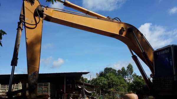 ขายด่วนรถแบคโฮ. Komatsu. 200 รุ่น 5. พร้อมใช้งาน.  เอกสารพร้อม