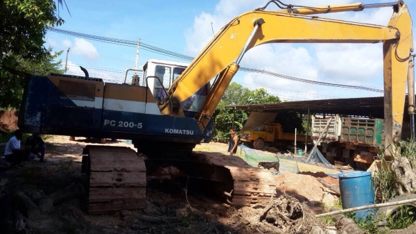 ขายด่วนรถแบคโฮ. Komatsu. 200 รุ่น 5. พร้อมใช้งาน.  เอกสารพร้อม