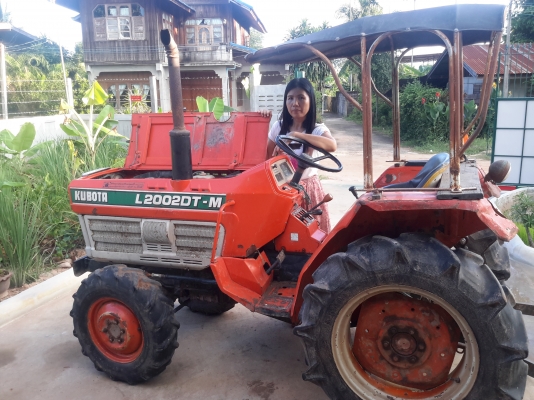 77,000 บาท ขายครับ. KUBOTA.  L 2002 DT-M. (4 WD) เพาเวอร์ พร้อม ผาน 5 และ เหล็กกันจม ( มีภาพวีดีโอ )