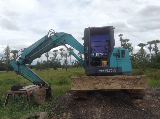 ขายรถแมคโครkomatsu pc75uu เครื่องดี ปั๊มดี แขนสไลด์ได้ มีใบอินวอย