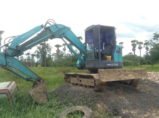 ขายรถแมคโครkomatsu pc75uu เครื่องดี ปั๊มดี แขนสไลด์ได้ มีใบอินวอย