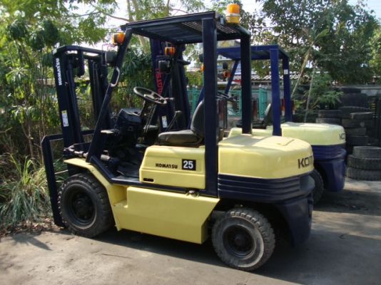 +++ ขายโฟล์คลิฟท์  KOMATSU  FD25-11  ขนาด  2.5  ตัน  เครื่องยนต์ดีเซล  เสา  3  เมตร  เกียร์ธรรมดา  ยางตัน