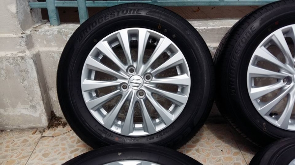 ขายล้อแม็กป้ายแดง suzuki ciaz 15" พร้อมยางปี15 สนใจติดต่อเล็กคลองสามครับ 081-3747940