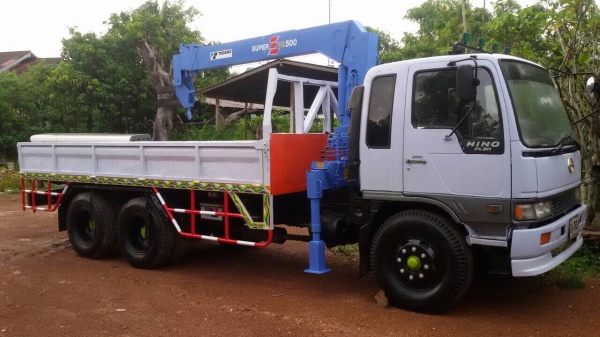 ขายฮีโน่ 10 ล้อ  195 แรง เครน 304 ตัน 4 ปอก 3 ชัก   ทำสีขาวทั้งคัน รถสวยพร้อมใช้ครับ