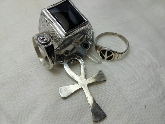 เครื่องประดับเงินเก่าหนึ่งชุด