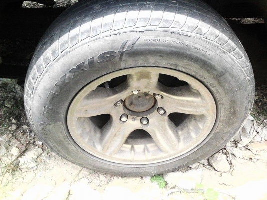 ล้อแม็ค  6 รู  ขอบ  15  พร้อมยาง