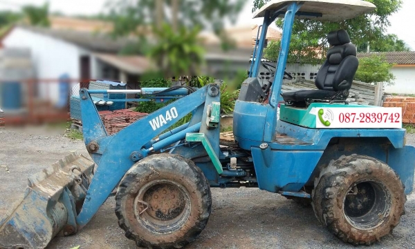 ขายรถตัก ใช้ยางตันทั้ง 4 เส้น