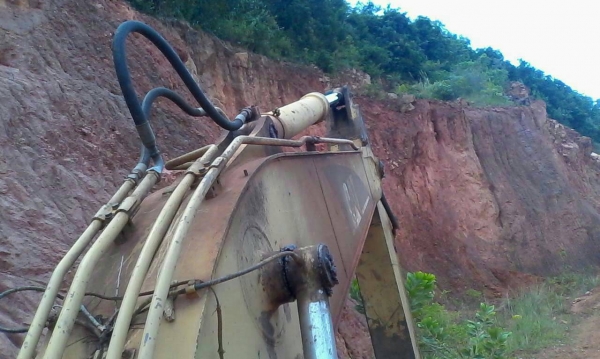 ขายรถแบคโฮ CAT 320 B เอกสารอินวอย ระบบไฟเต็ม ราคา 700000