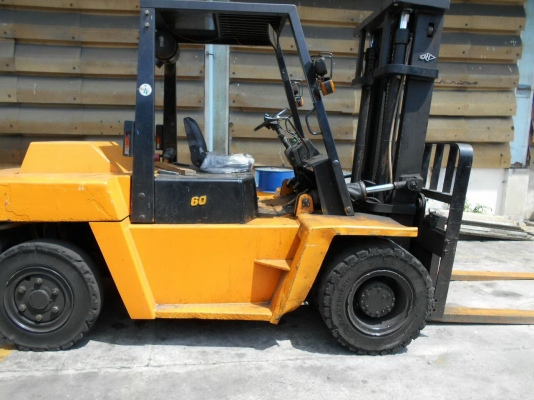 ขายรถโฟลลิฟท์ ขนาด 6ตัน 200,000.-บาท