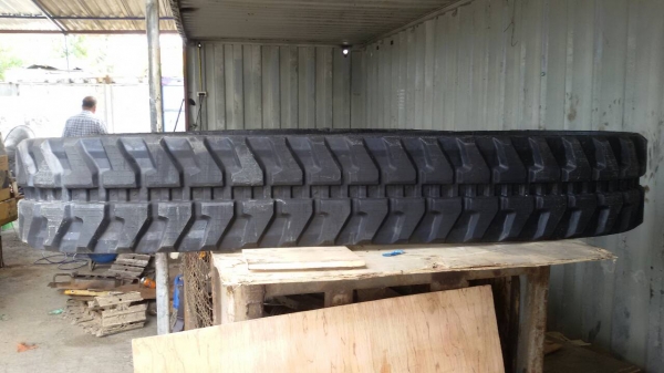 แทร็คยาง Komatsu PC20/30 ของใหม่ญี่ปุ่น