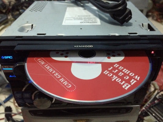 KENWOOD U585SD 24Bit USB2ช่องหน้าเครื่องกับเป็นสาย SD CARD Ipod MP3 CD AUX ปรีเอ้า1ชุด ช่องใส่แผ่นมีที่ปิดเปิด สภาพสวย มือ2 ญี่ปุ่น